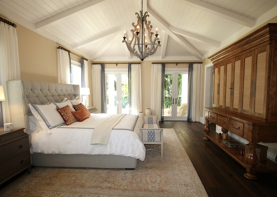 Farmhouse-style bedrooms have been gaining popularity lately and there are many reasons for that